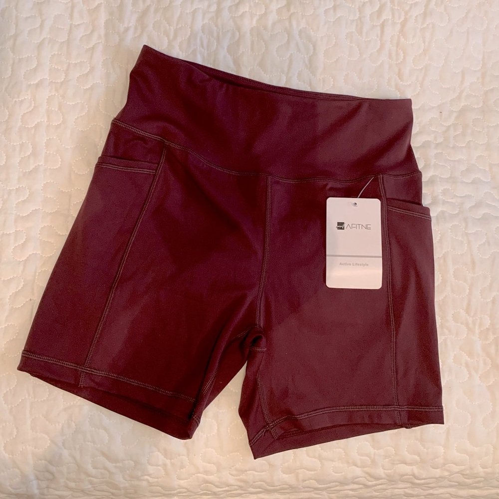 High waisted yoga shorts with pockets